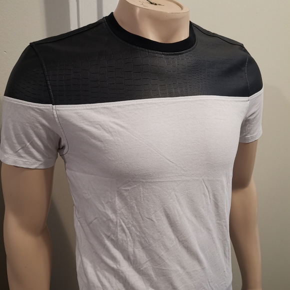 Guess Men's Croc Embossed Yoke Tee XS Black White - Picture 3 of 12